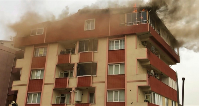 Yıldırımın düştüğü çatı katı alevlere teslim oldu
