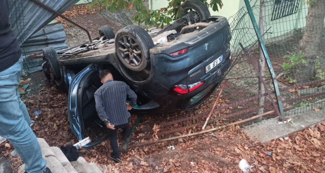 Sancaktepe'de kontrolden çıkan otomobil okul bahçesine uçtu: 2 yaralı