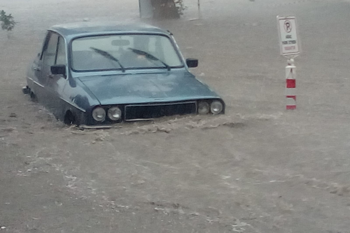Manisa’da sağanak hayatı olumsuz etkiledi, üzüm sergileri su altında kaldı