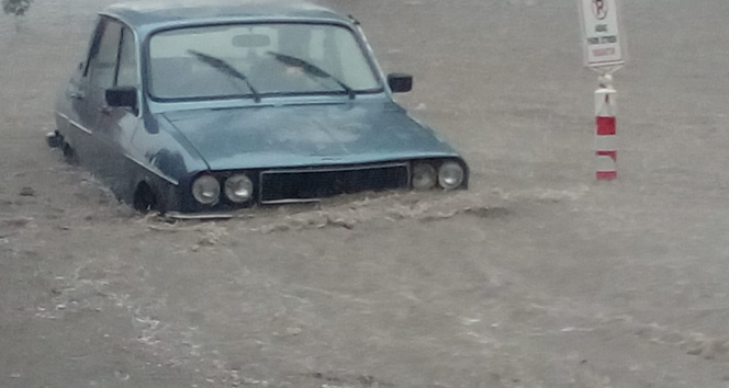 Manisa’da sağanak hayatı olumsuz etkiledi, üzüm sergileri su altında kaldı