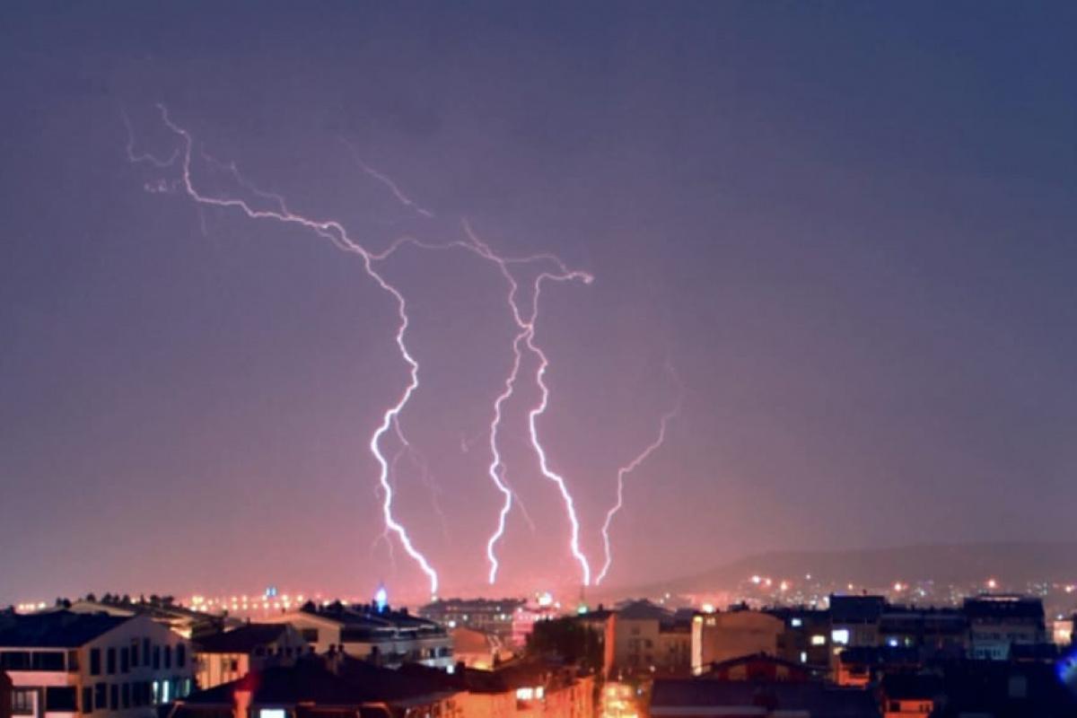 Kütahya’da çakan şimşekler kartpostallık görüntü oluşturdu