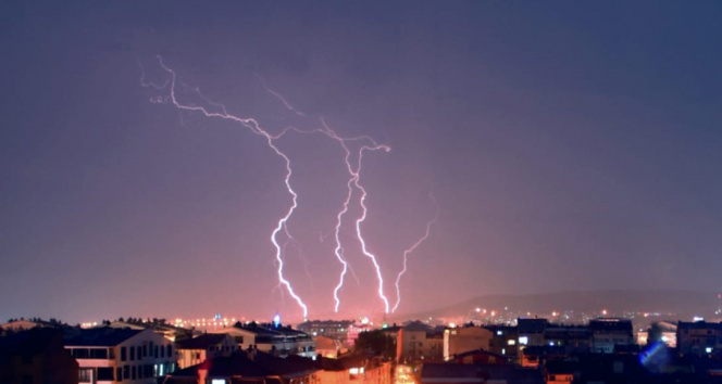 Kütahya’da çakan şimşekler kartpostallık görüntü oluşturdu