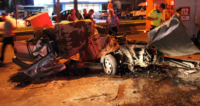 Aydın'da otomobil halk otobüsüne çarptı: 1 ölü, 3 yaralı