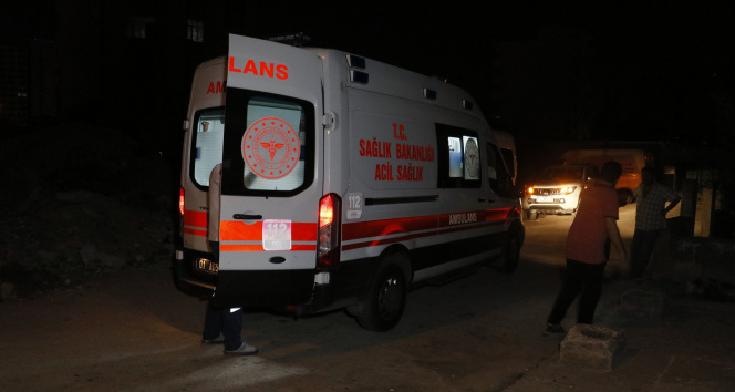 Hırsızlık için çıktığı evin damından düştü