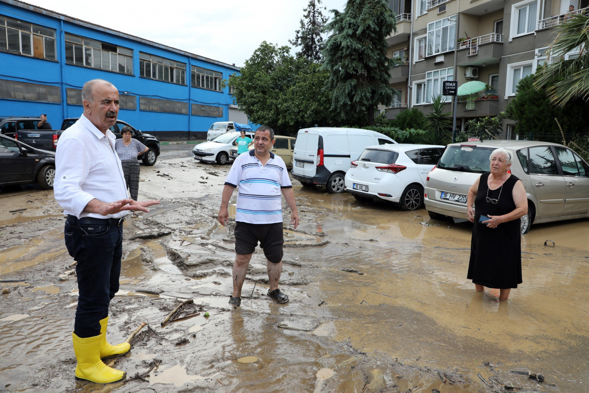 Mudanya Belediyesi ekiplerinden sel sonrası anında müdahale