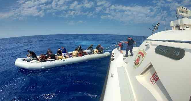 İzmir açıklarında 115 düzensiz göçmen kurtarıldı, 35 göçmen yakalandı