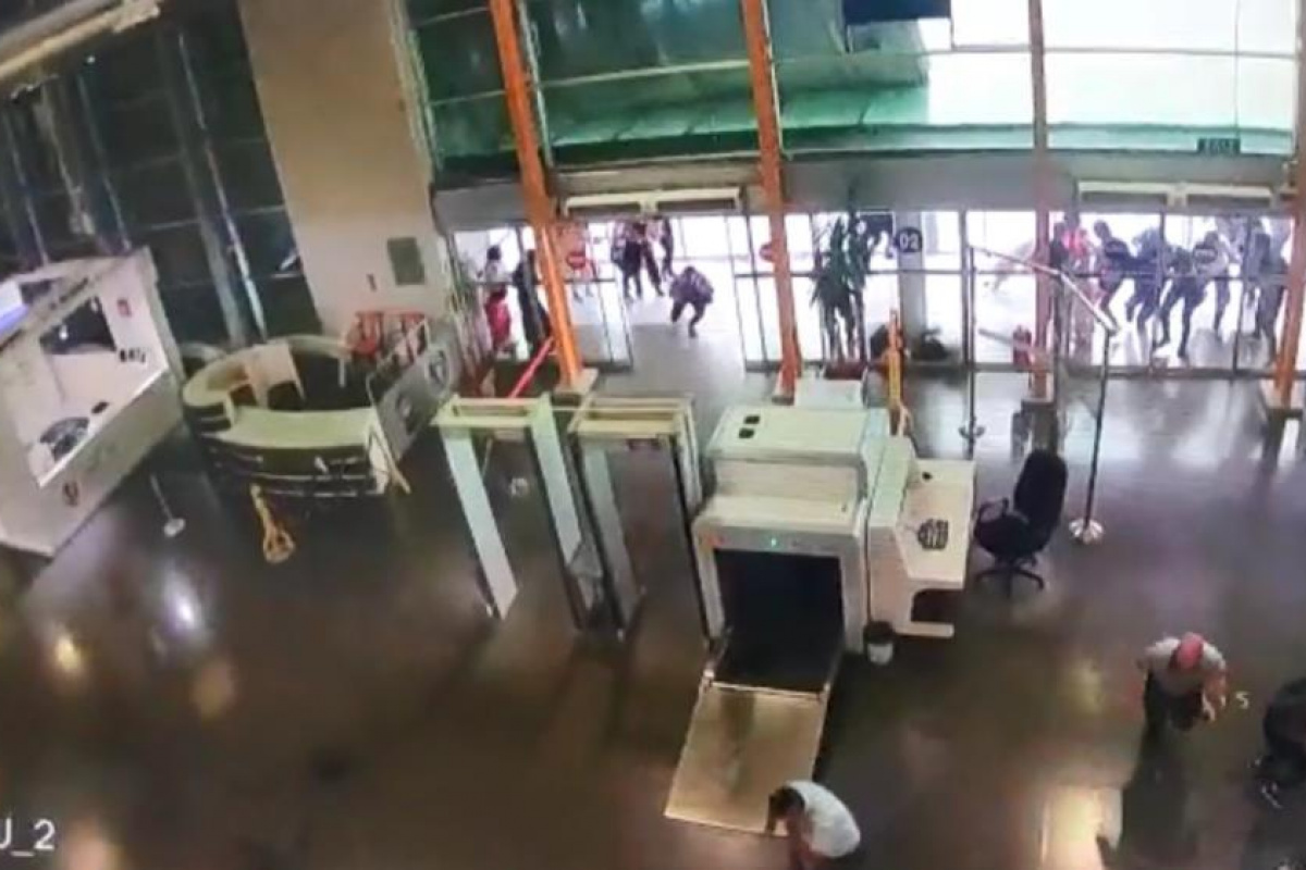 Bursa’da şehirler arası otobüs terminalinin çatı kısmının fırtına sebebiyle çökme anı kamerada