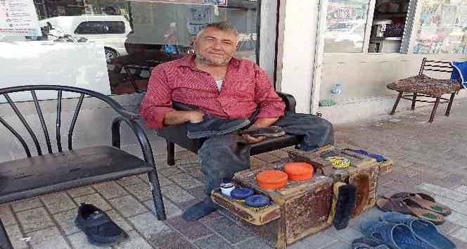 Dilenmiyor 14 yıldır ayakkabı boyuyor