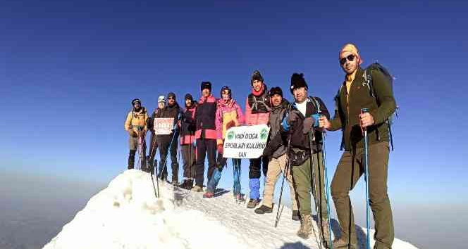 Vanlı dağcılar 9 günde 3 şehirde 4 zirve yaptı