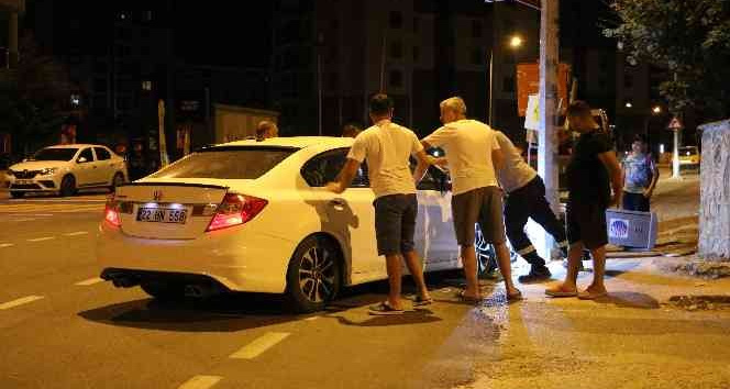 Alkolü sürücü mahalleyi elektriksiz bıraktı