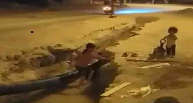 Belediyenin açık unuttuğu su çukuru çocuklara serinleme alanı oldu