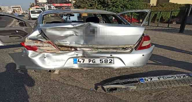 Mardin’de 3 kişi hurdaya dönen araçtan şans eseri yaralı kurtuldu