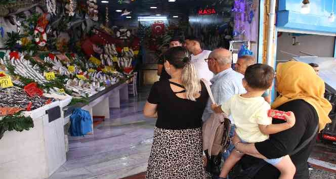 Gurbetçi vatandaş, sezonun ilk balığını Edirne’de yedi