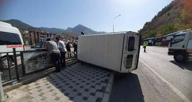 Yayaya çarpmamak için manevra yapan minibüs yan yattı