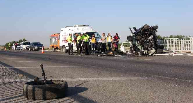 Otomobil köprü bariyerine çarptı: 3 ölü, 1 yaralı