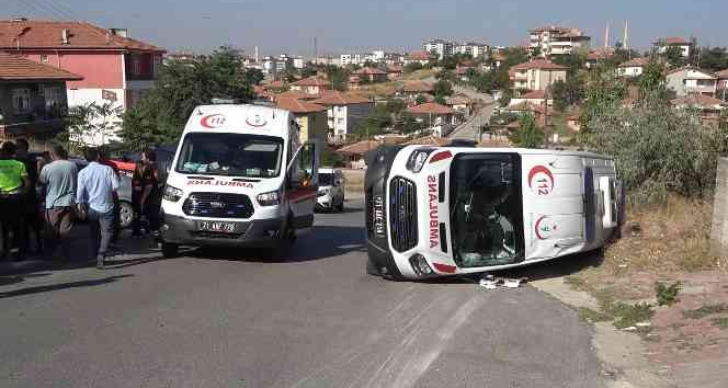 Ambulans ile otomobil çarpıştı: 3’ü sağlıkçı, 4 yaralı
