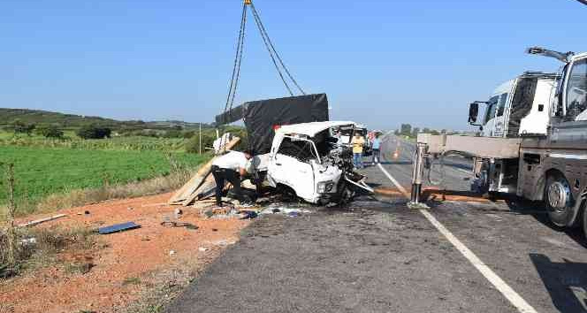 Çanakkale’de otomobil ile kamyonet kafa kafaya çarpıştı: 3 yaralı