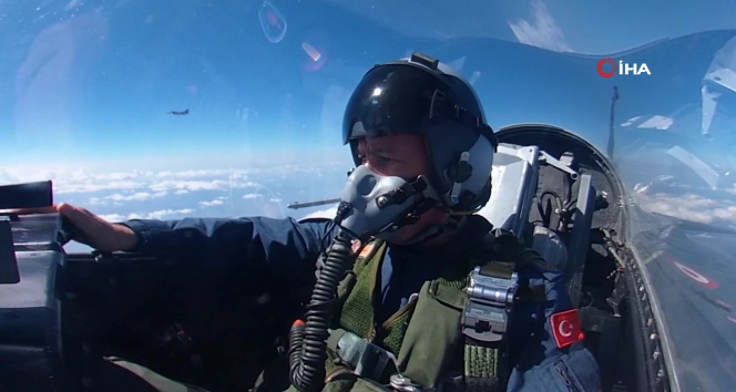 Milli Savunma Bakanı Akar, F-16 kokpitinde