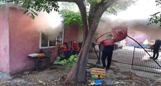 Osmaniye’de yanan ev kullanılmaz hale geldi