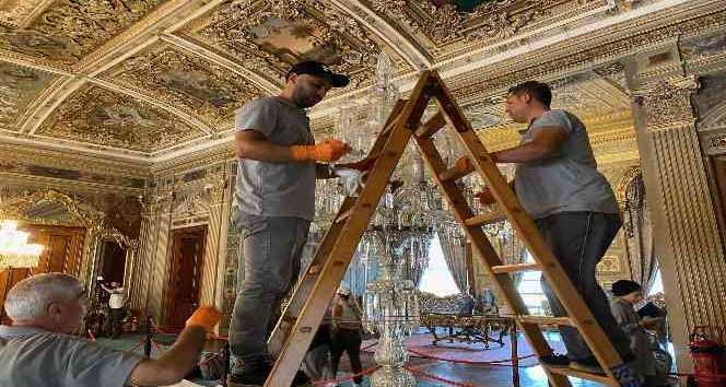 Dolmabahçe Sarayı’ndaki tarihi eser niteliğindeki avize ve şamdanlara özel bakım