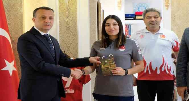 Vali Taşbilek, İslami Dayanışma Oyunları’nda altın madalya kazanan Azizoğlu’nu makamında kabul etti