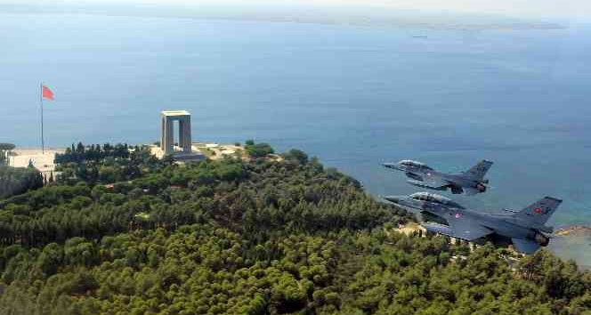 Bakan Akar, Şehitler Abidesi’ni selamladı