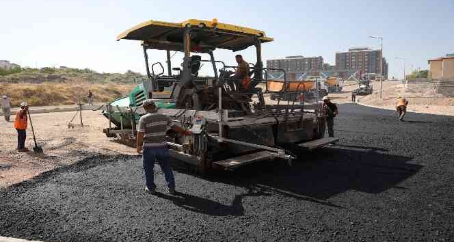 Altyapısı yenilenen cadde ve sokaklarda asfalt serimi yapıldı