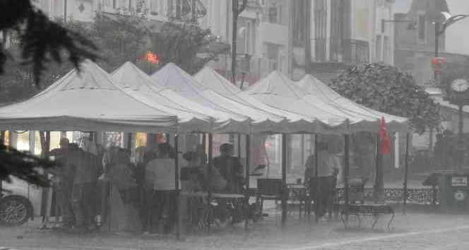 Edirne’de gök gürültülü kuvvetli yağış etkili oldu