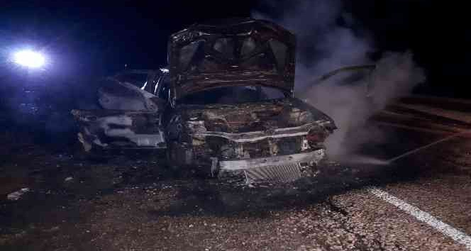 Seyir halindeki otomobil alev topuna döndü