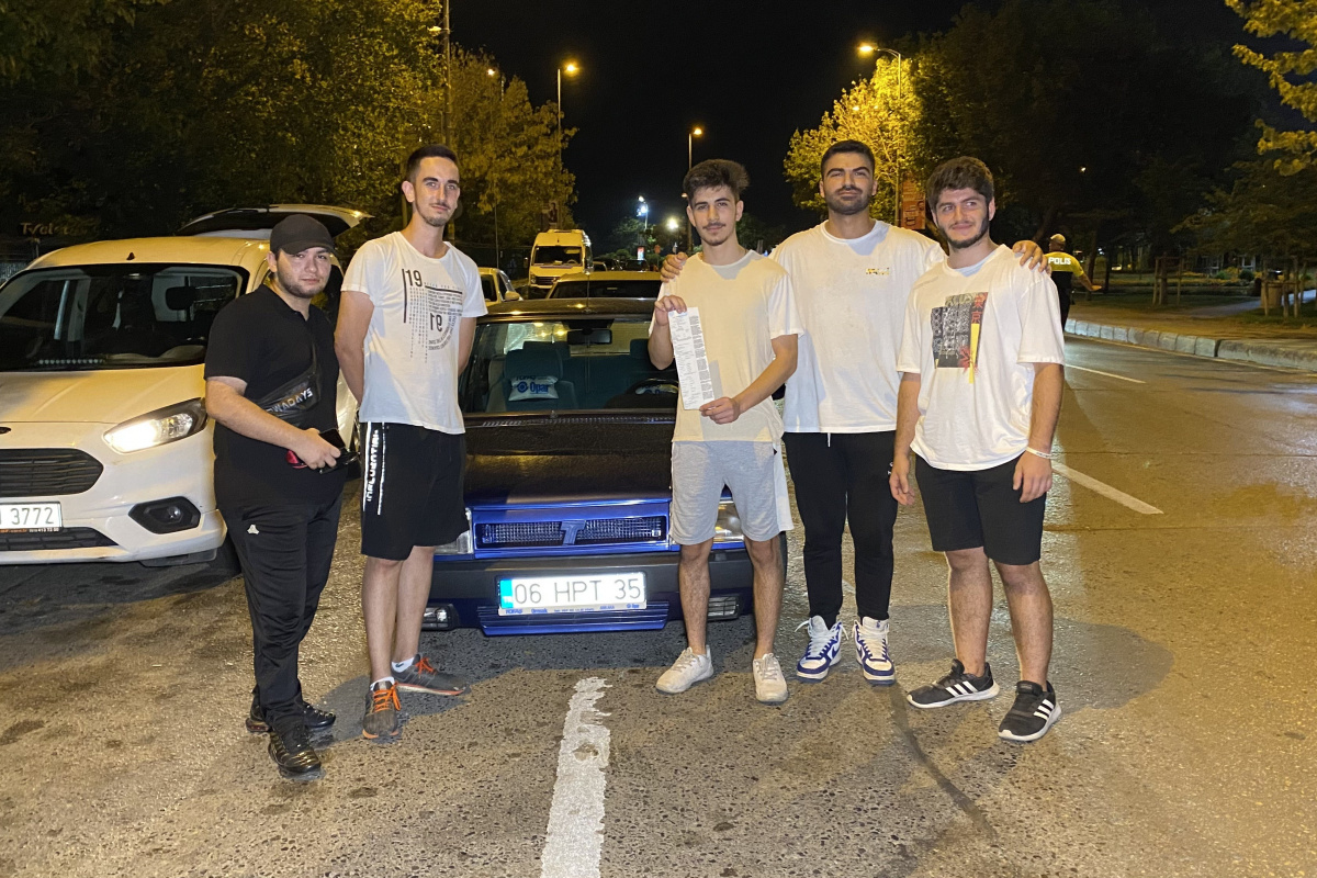 Denetimde ceza yedi, otomobilinin önünde fotoğraf çektirdi