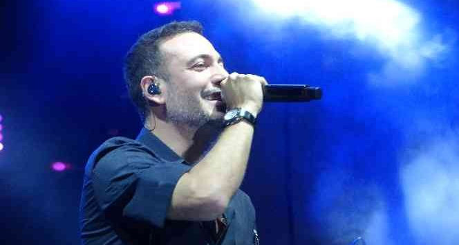 Çiçeği burnunda yeni evli Oğuzhan Koç, balayını bırakıp Uşak’ta konser verdi