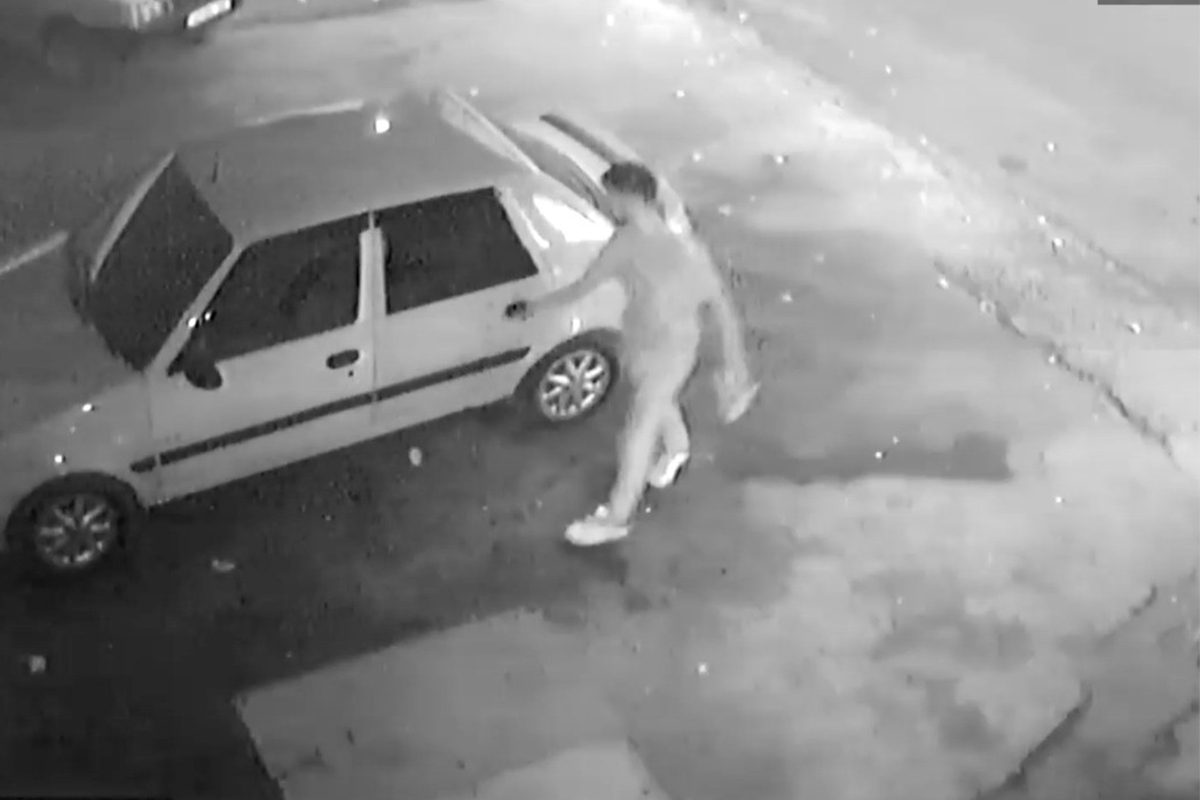 Otomobilleri tek tek dolaştı, tek poşetle geldiği sanayi çarşısından 4 poşetle çıktı