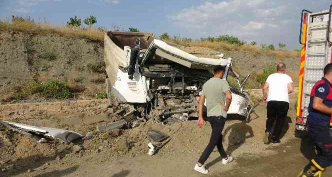 Hurdaya dönen kamyondan yaralı olarak kurtuldu