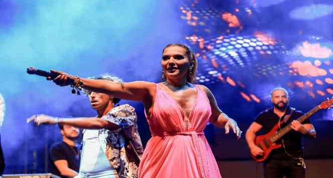 Demet Akalın şarkı söylerken kendini yere buldu