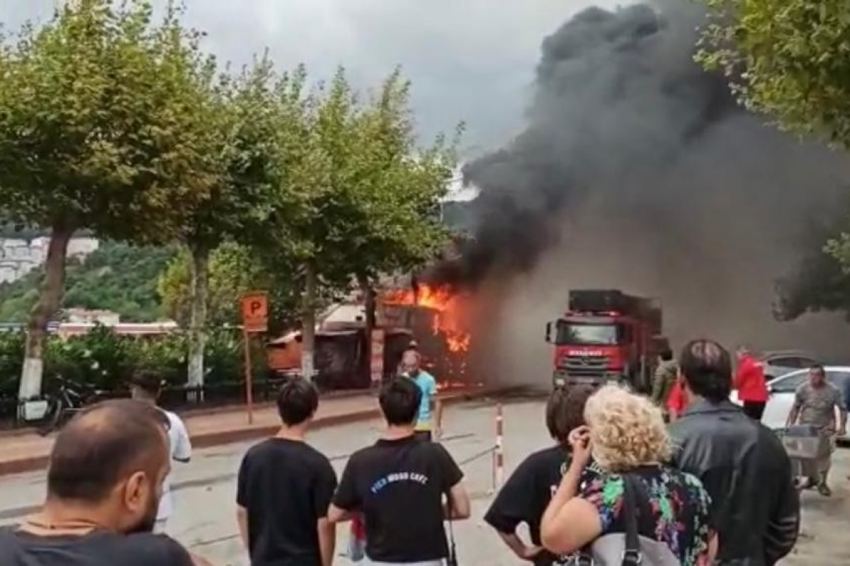 Amasra’da yangın: 2 kafe ve 3 büfe küle döndü