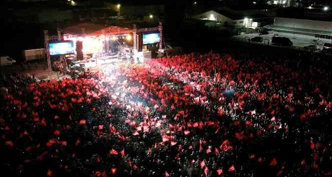 Bozüyük’teki Murat Boz konseriyle binlerce kişi gönüllerince eğlendi