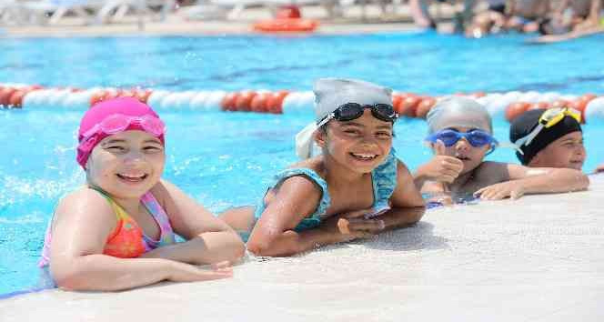 Bayraklı Havuzu’nda yüzde yüz hijyen