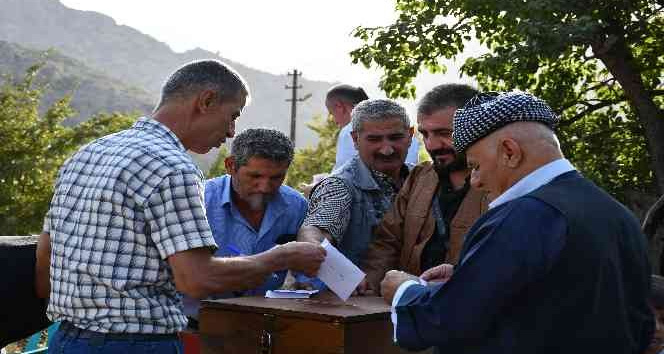 Şırnak’ta ilginç takı geleneği: Oy kullanır gibi sandık kuruldu, zarflar atıldı