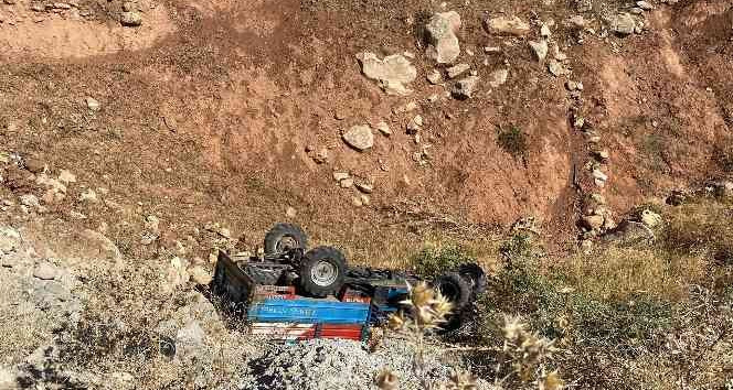 Siirt’te tarım aracı devrildi: 1’i ağır 3 yaralı