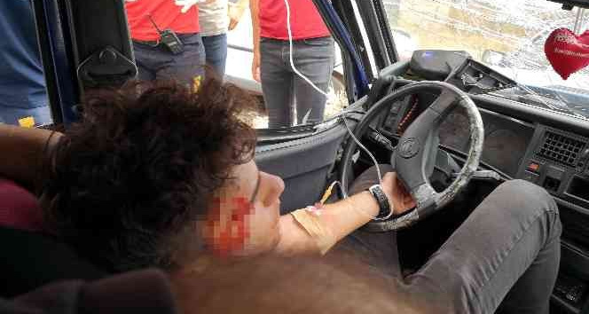 Aday sürücü park halindeki 3 araca çarptı: 1 ağır yaralı