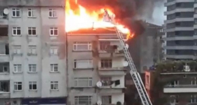 Rizede binanın çatısında çıkan yangın paniğe neden oldu