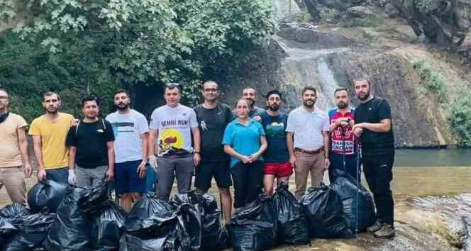 Sporculardan doğa gezisi sonrası 4 saatlik temizlik çalışması