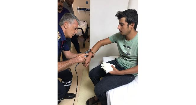 Yerde bulduğu kelepçeyi koluna taktı, imdadına itfaiye ekipleri koştu