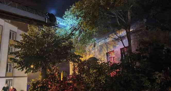 Tarihi bina alev alev yandı