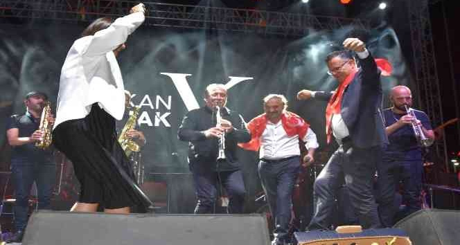 Alaşehir Üzüm Festivalinde Volkan Konak sahne aldı