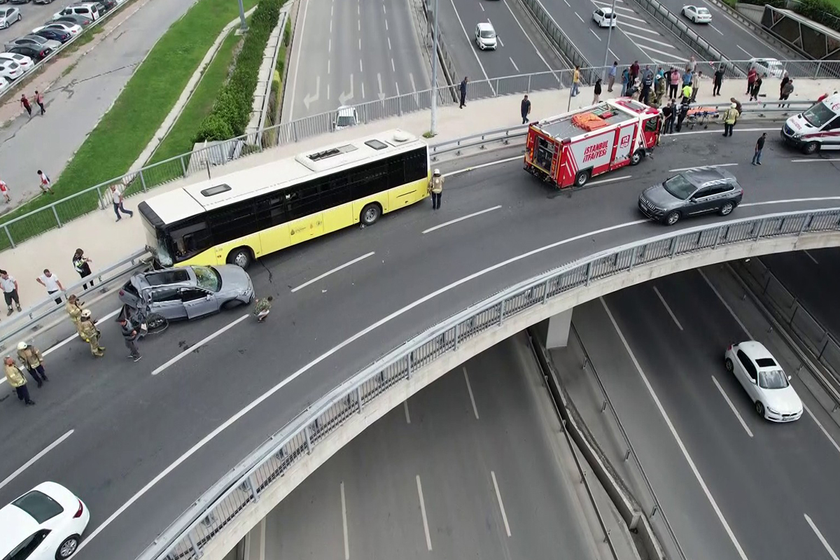 Yenikapı’da İETT otobüsü araçlara çarpa çarpa ilerledi: 12 yaralı