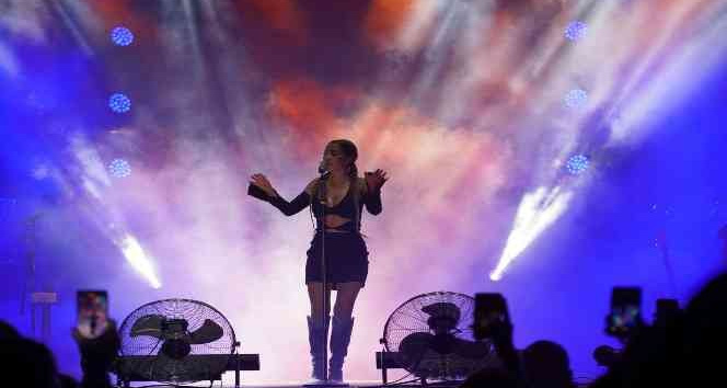 Derya Uluğ Bileciklileri coşturdu