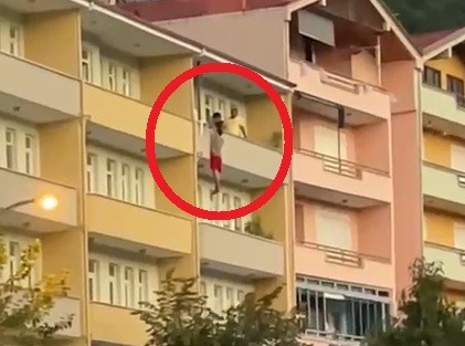 Sinop’ta balkondan kendini atan genç tedavi gördüğü hastanede hayatını kaybetti