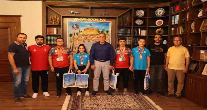 Başkan Savran, başarılı haltercileri ödüllendirdi
