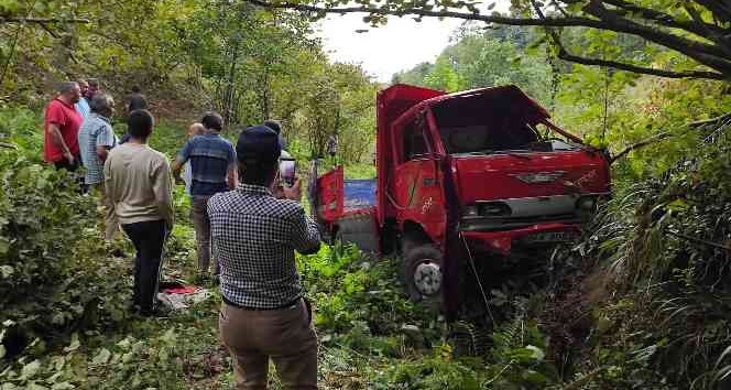 Çay yüklü kamyon uçuruma yuvarlandı: 1’i ağır 3 yaralı